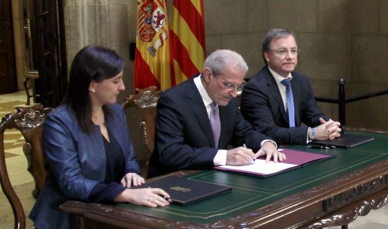 María José Català, Esteban Morcillo y Juan José Moragues firman los convenios de la deuda.