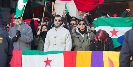 Integrantes de colectivos de izquierda protestan durante la conmemoración de la Toma de Granada.