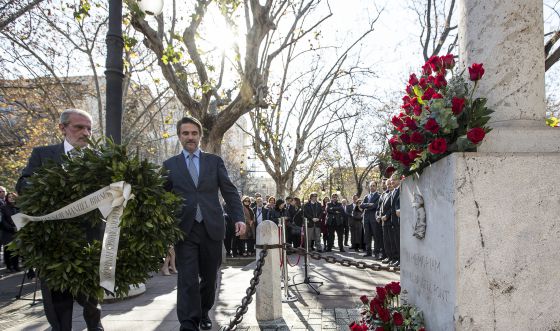 El rector de la Universitat, esteban Morcillo, y el hijo de Manuel Broseta, en el homenaje a éste.