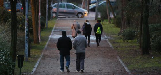 Un grupo de trabajadores se marcha a casa después de