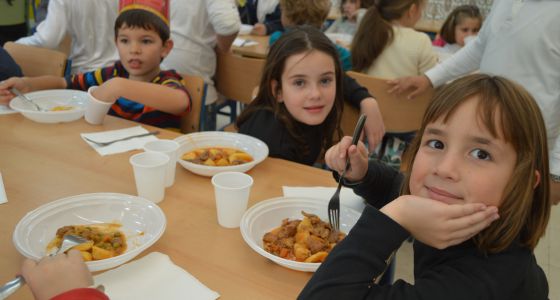 Desigual puja por el menú escolar | Andalucía | EL PAÍS