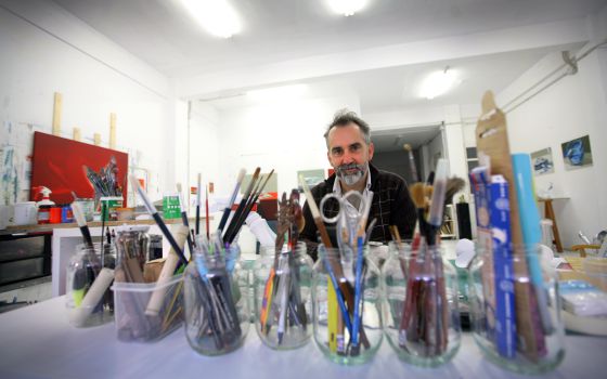 Joël Mestre té l’estudi en una planta baixa de la singular finca Roja de València.