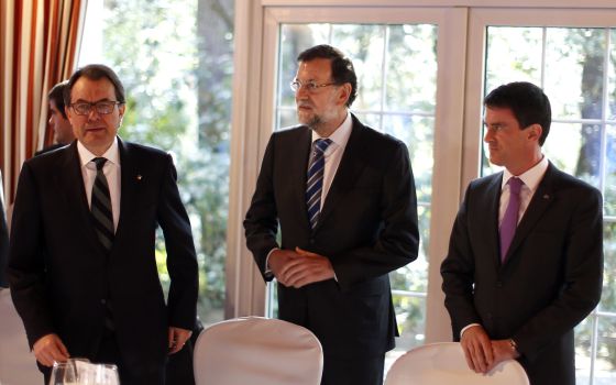 De izquierda a derecha, Artur Mas, Mariano Rajoy y Manuel Valls en Perelada.
