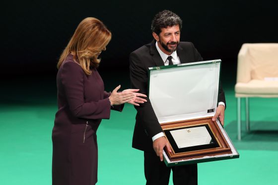 Susana Díaz entrega el galardón de Hijo Predilecto a Alberto Rodríguez.