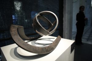 La obra 'Conjunción dinámica de dos pares de elementos curvos y livianos' de Oteiza.