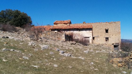 El mas de Badal, al mig del pla de Vistabella, on els xiquets anaven a l'escoleta rural.
