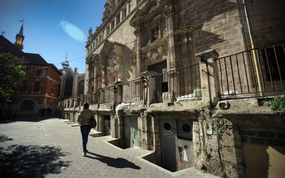 De tots i de ningú són també les covetes de Sant Joan del Mercat, utilitzades fins als anys seixanta del segle XX com a botiguetes i tapiades actualment.