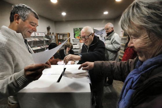 Els veïns de Moià voten en la consulta.