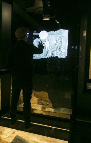 Un dels primers visitants de la Domus Avinyó.