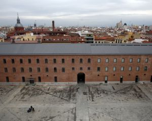El patio del cuartel de Conde Duque y, al fondo, los tejados del barrio.