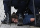 Una juez abre juicio a 20 policías por agredir a estudiantes en 2012