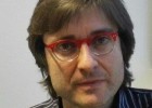 Ovelles i tuits es passegen entre llibres