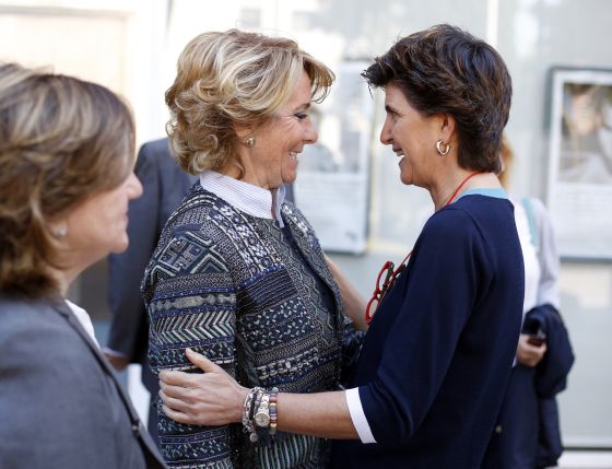 Aguirre visita (izquierda), junto a María San Gil en un acto electoral esta mañana.
