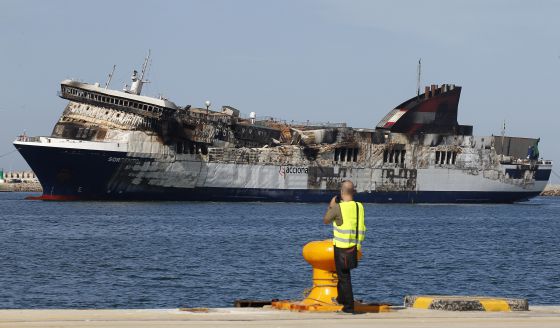 El buque Sorrento, que sufrió un incendio en el trayecto de Palma de Mallorca a Valencia, a su llegada al puerto de Sagunto.