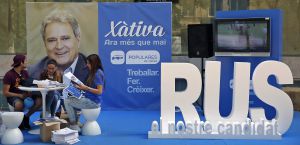 Espacio publicitario montado hoy por Rus y el PP de Xàtiva en el centro de la ciudad.