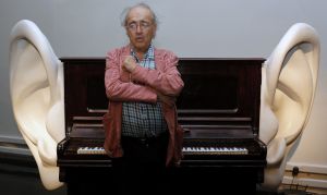 Carles Santos ante uno de los 'pianos intervenidos' expuestos en La Nau.