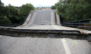 Puente derruido en la carretera M-527 de Collado Villalba.