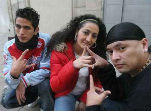 King Manaba con pañuelo negro, Queen Melody y un latin king.