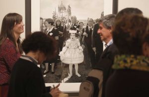 'El paje de la Cruz', fotografía de Cristina García Rodero expuesta en 'En cuerpo y alma. Mujeres artistas de los siglos XX y XXI'.