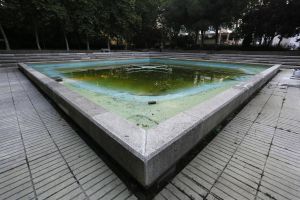 Uno de los espacios públicos de AZCA.