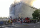 Una densa columna de humo en un fuego en el Parque de las Naciones