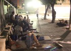 Desenes d’immigrants acampen al carrer per renovar els seus papers