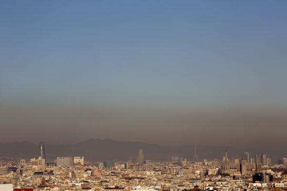 Imatge d'arxiu de la contaminació atmosfèrica de Barcelona.
