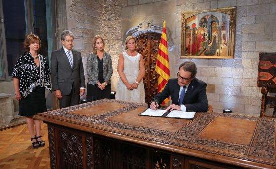 El presidente Artur Mas firmando el decreto de convocatoria de las elecciones del 27-S