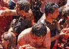 Dezenas de pessoas destroçam um carro de Google na Tomatina