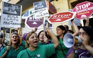 Activistas de la PAH ante el domicilio de Rosa.
