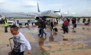 Los pasajeros del primer vuelo en el aeropuerto de Castellón.