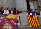 Guerra de banderas en el balcón del Ayuntamiento de Barcelona