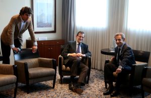 Jorge Moragas, de pie, junto a Mariano Rajoy y Nicolas Sarkozy.