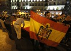 Desenes de persones s’apleguen a Puerta del Sol per defensar la “unitat nacional”