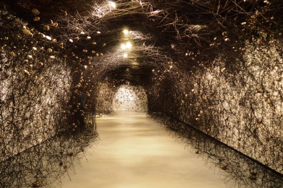 La instal·lació 'In the beginning was...', de l'artista Chiharu Shiota.