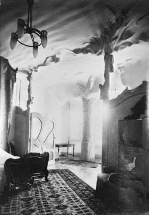 Imatge feta el 1927 de l'interior del pis noble de la Casa Milà en què s'aprecien els sostres rasos avui desapareguts.