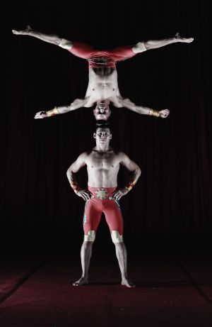 El Duo Vitaly, en ple exercici d'acrobàcia.