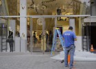 Alunizaje de madrugada en la tienda Versace de paseo de Gràcia