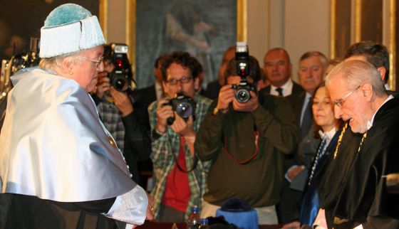 El hispanista Paul Preston durante la ceremonia de investidura en La Nau.