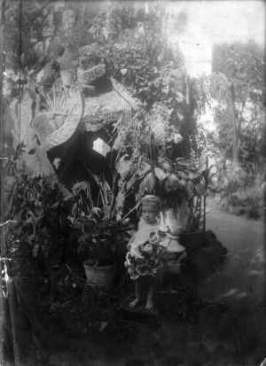Mercè Rodoreda, davant el monument a Jacint Verdaguer que el seu avi va posar al jardí de casa i que va ser el primer de Barcelona dedicat al poeta.
