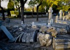 Cientos de lápidas están abiertas y destrozadas en La Almudena Cientos de lápidas están abiertas y destrozadas en La Almudena