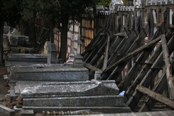 Vigas apuntalan las instalaciones del cementerio.
