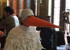 Un ‘hombre cigüeña’ irrumpe en el pleno de Lleida
