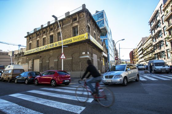 Imagen de una persona paseando en bicicleta en el barrio del Clot.