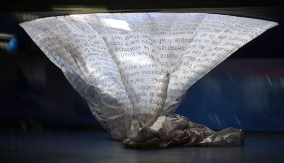 El monumento en memoria al 11-M aplastado contra el suelo