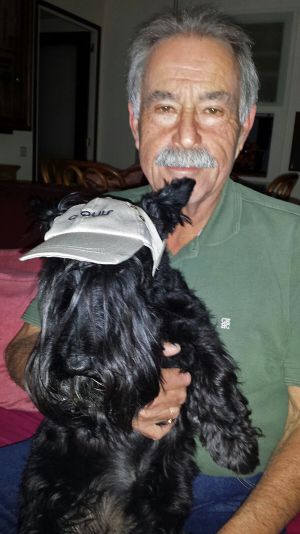 Romeu, amb 'Watson', el seu terrier escocès.