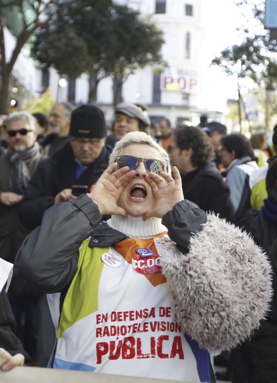 Una extrabajadora de Telemadrid grita en la protesta celebrada este martes. Una extrabajadora de Telemadrid grita en la protesta celebrada este martes.
