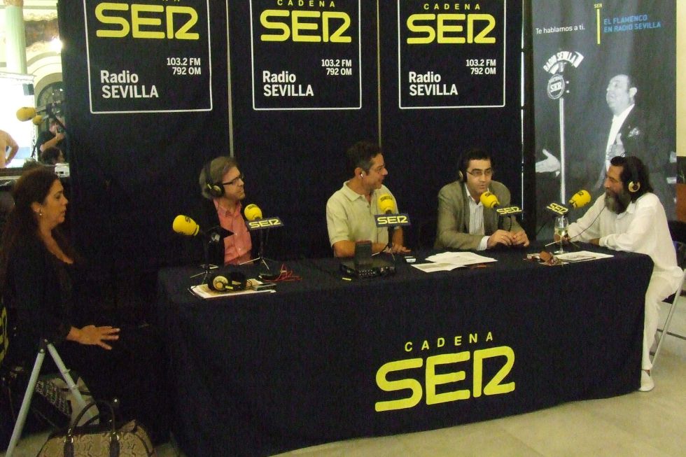Ildefonso Vergara y Salomón Hachuel, en el centro, durante un programa especial de flamenco en Radio Sevilla. Ildefonso Vergara y Salomón Hachuel, en el centro, durante un programa especial de flamenco en Radio Sevilla.