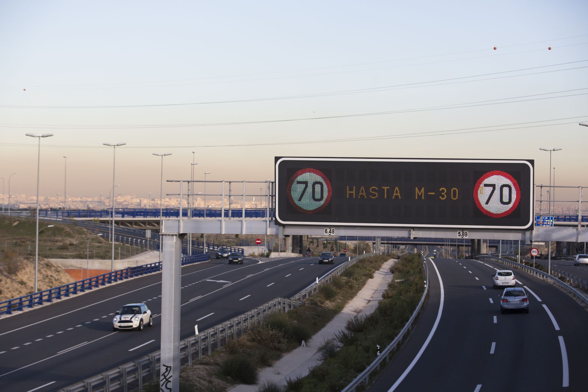 Paneles informativos anunciado la limitación de velocidad a 70 km h. Paneles informativos anunciado la limitación de velocidad a 70 km h.
