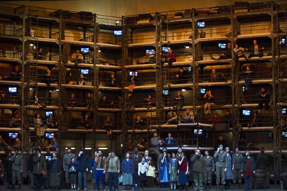 El coro del Liceo en la ópera ‘Otello’ representado con la escenografía de Harald Thor.